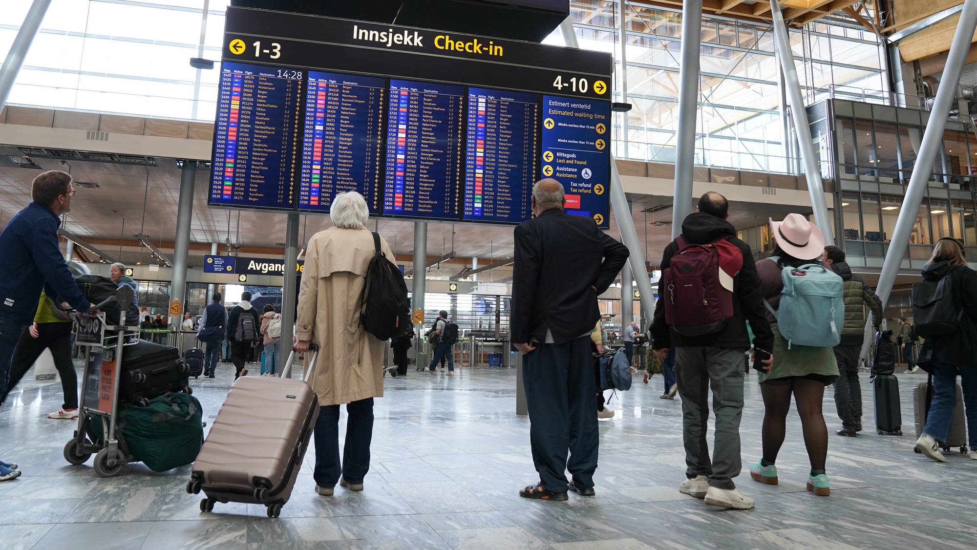 Div. bilder fra Gardermoen. Innsjekk, tavle, nært på ben og kofferter osv.