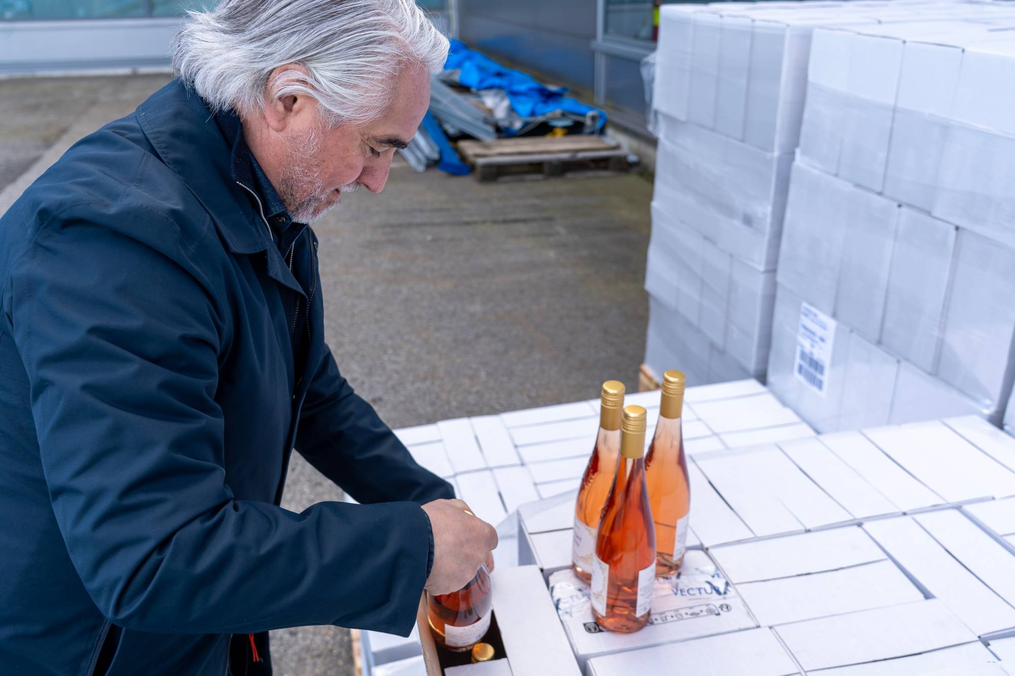 Vinkartonger og vinflasker