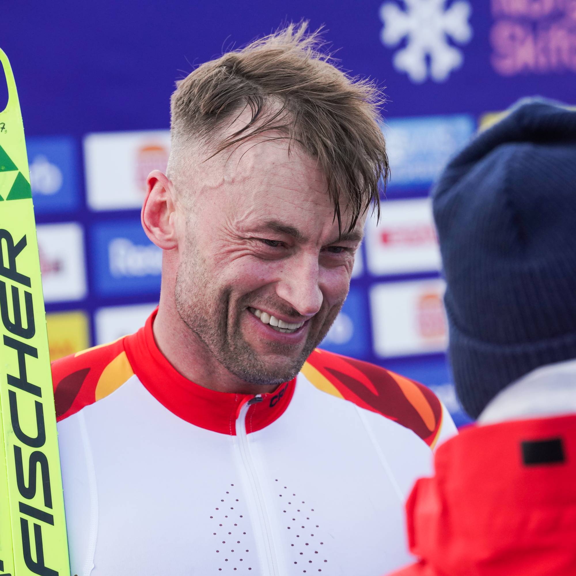 mann med ski i intervju