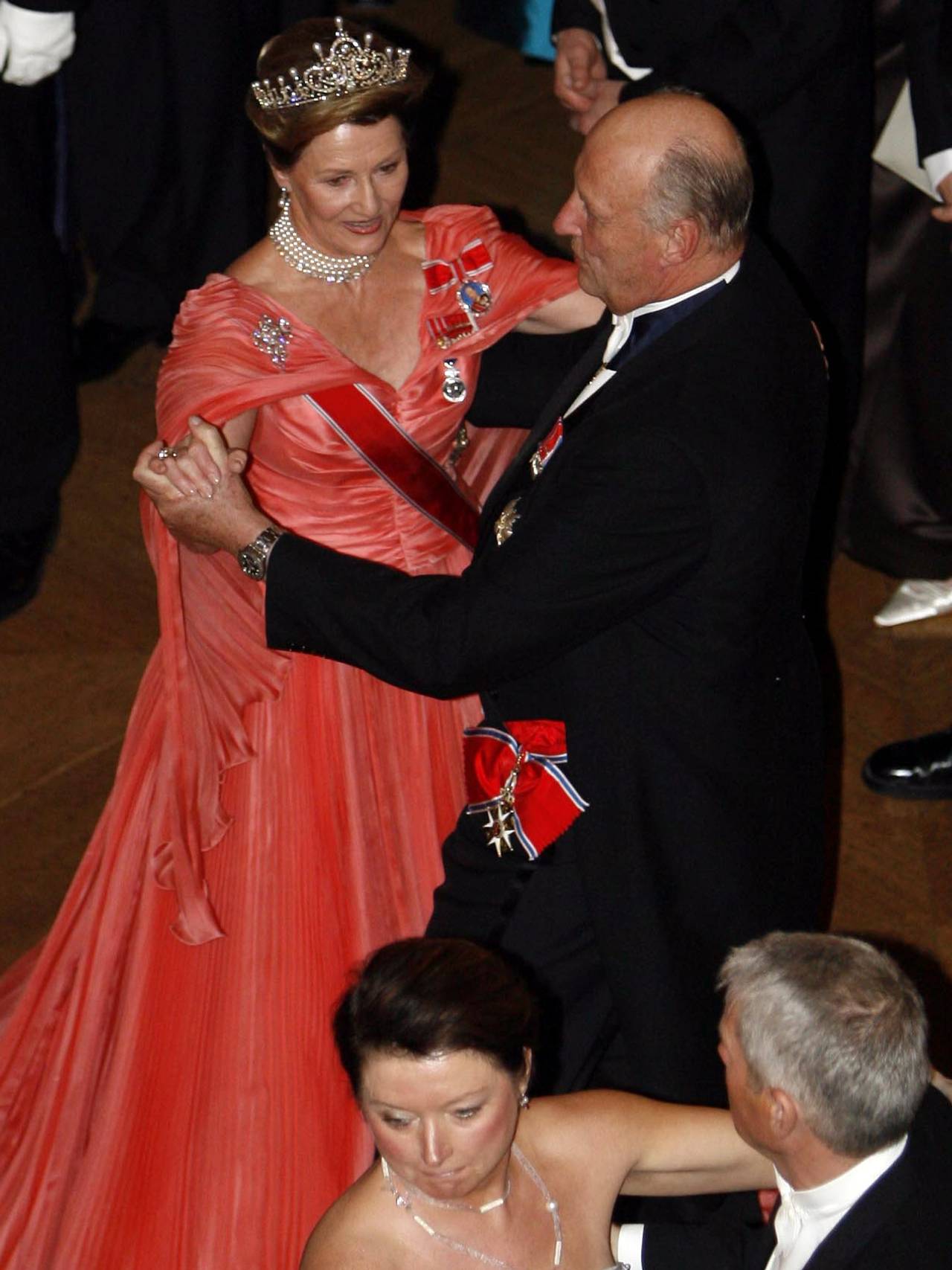 Dronning Sonja i rosa plissékjole