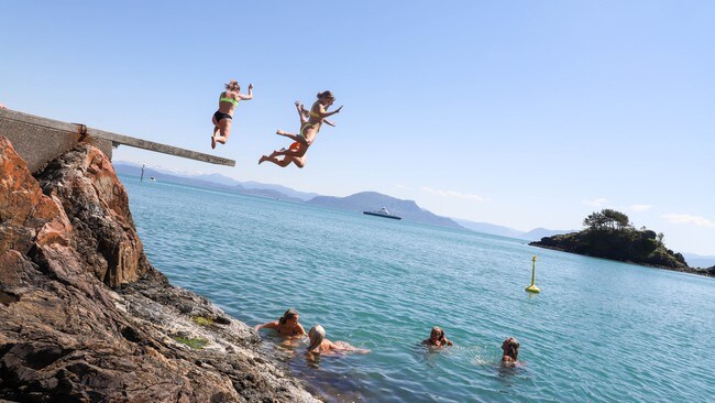 Jenter badar ved den populære badeplassen Sponavikjo på Stord.