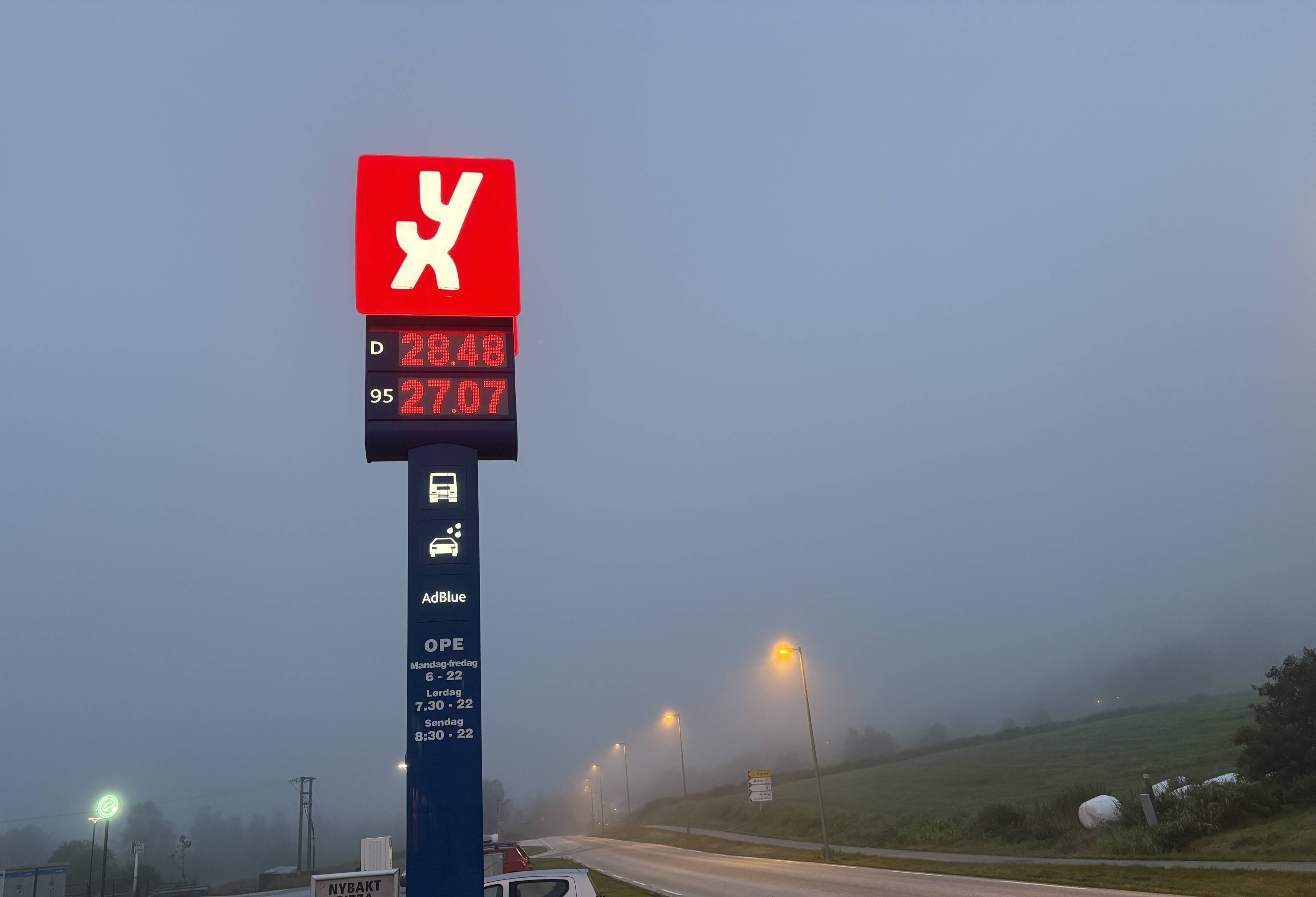 Skilt ved bensinstasjon viser prisen på drivstoff.