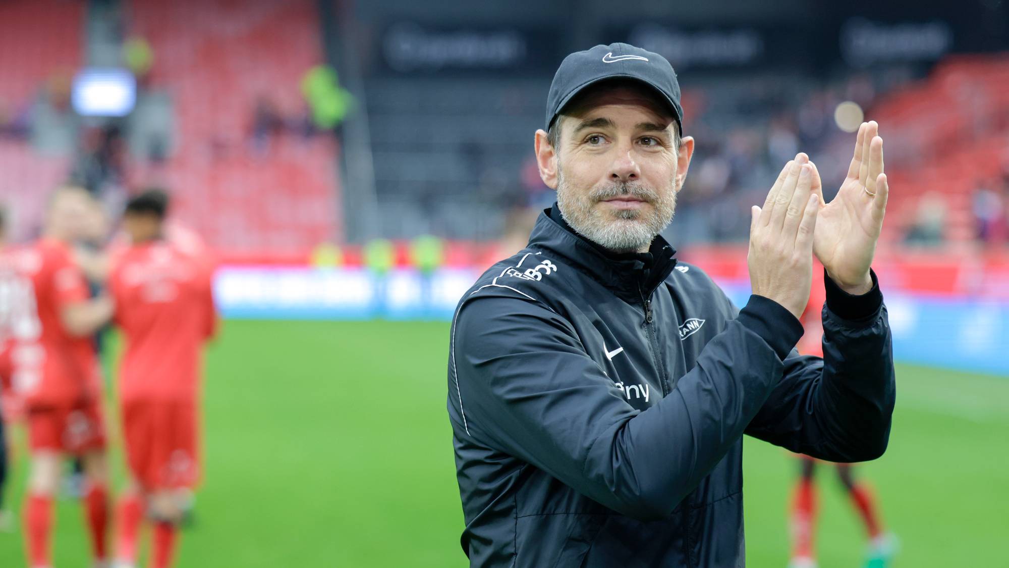en mann i sportsuniform
