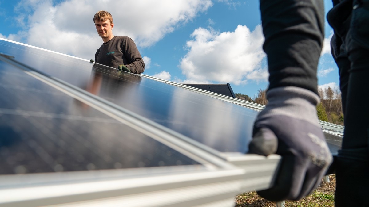 Sør-Norges første solkraftverk står snart klart – mener det er fordeler med å bygge mindre anlegg