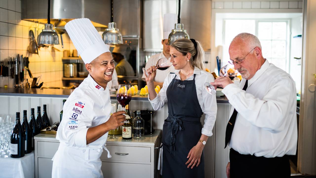 Sebastian Engh smaker vin sammen med servitør Eline Husem og Hovmester Øystein Lundsveen