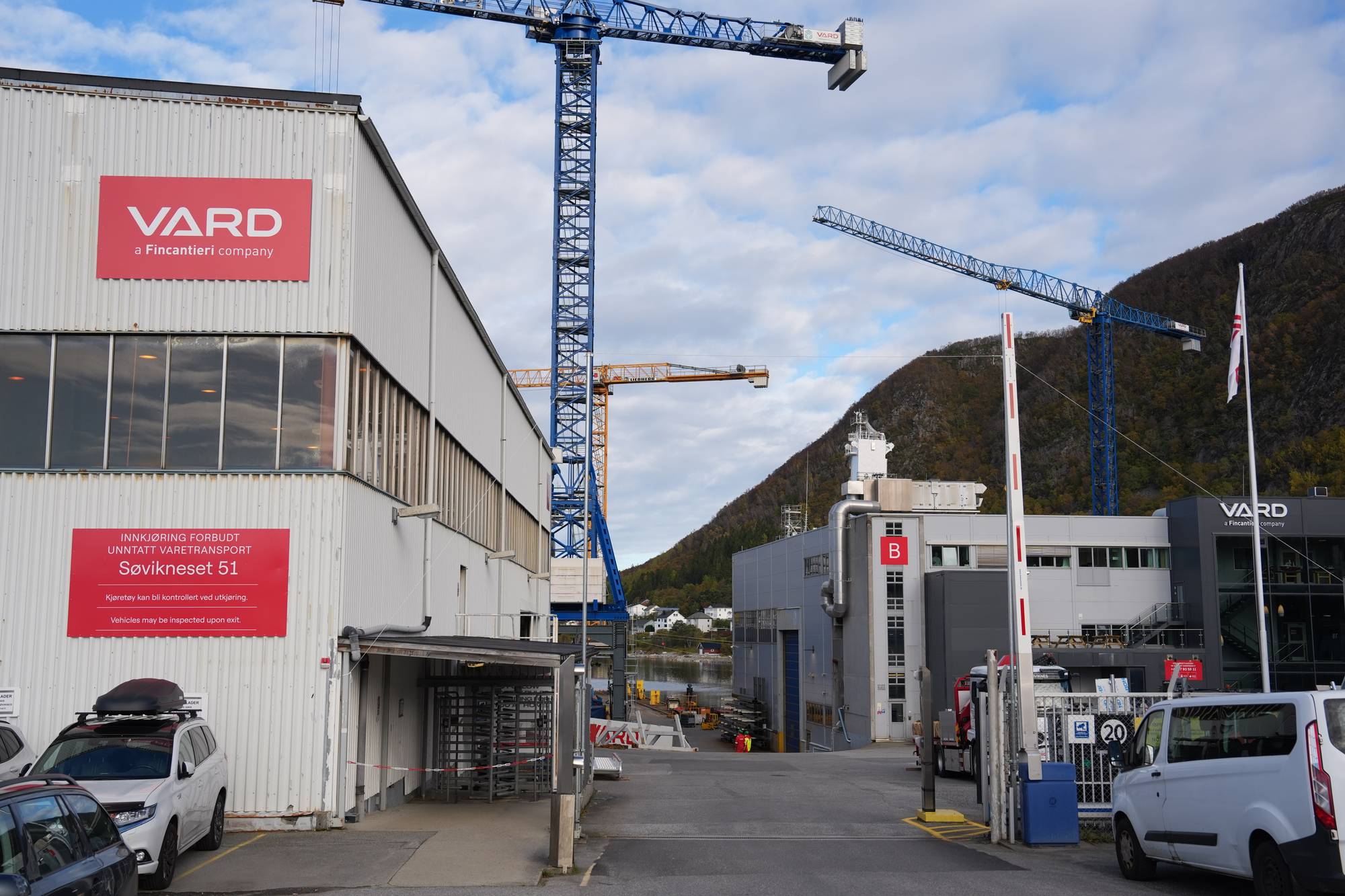 Inngangsporten ved Vard Søviknes i Søvika i Haram.