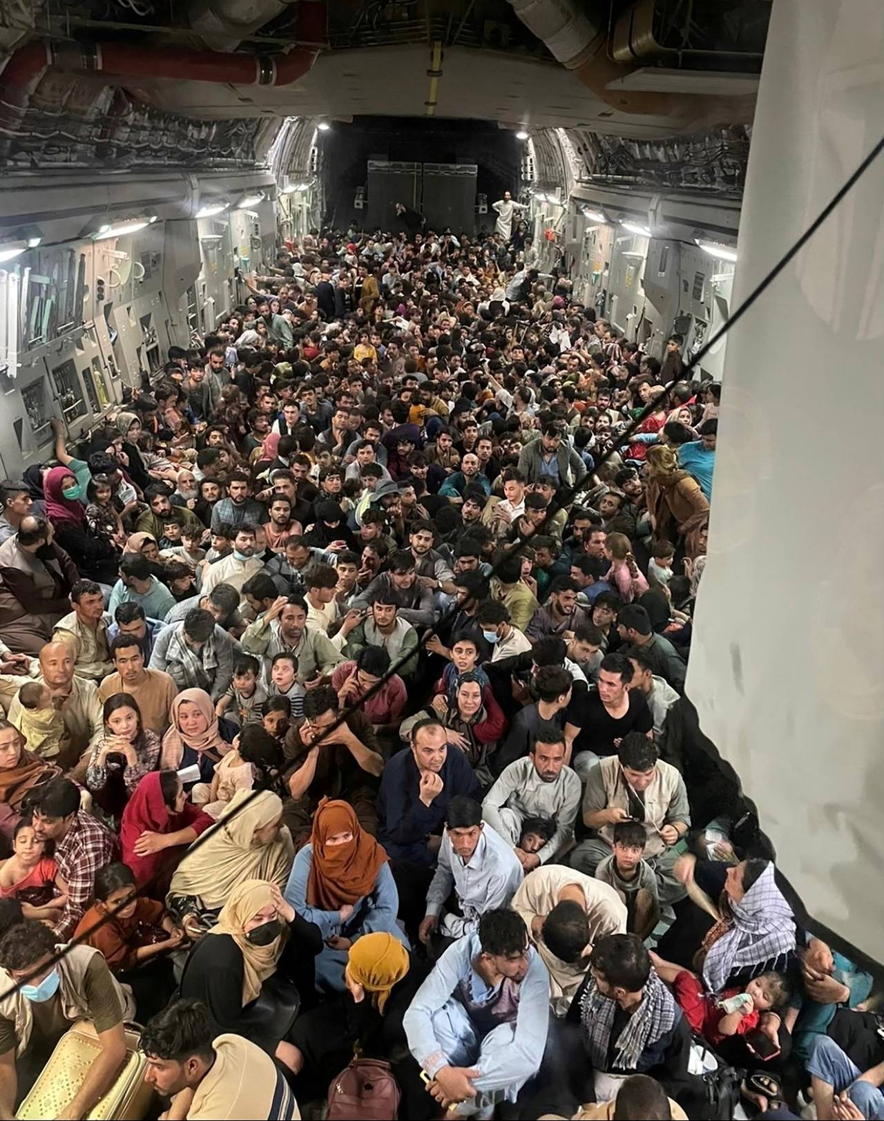 Afghanske flyktninger i et overfylt amerikansk militært transportfly av typen C17