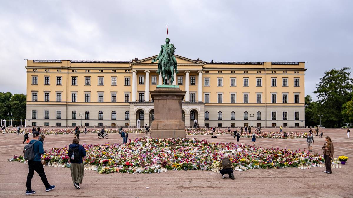 Familien samlet på Slottet før båreoverføring – følg båreseremonien direkte