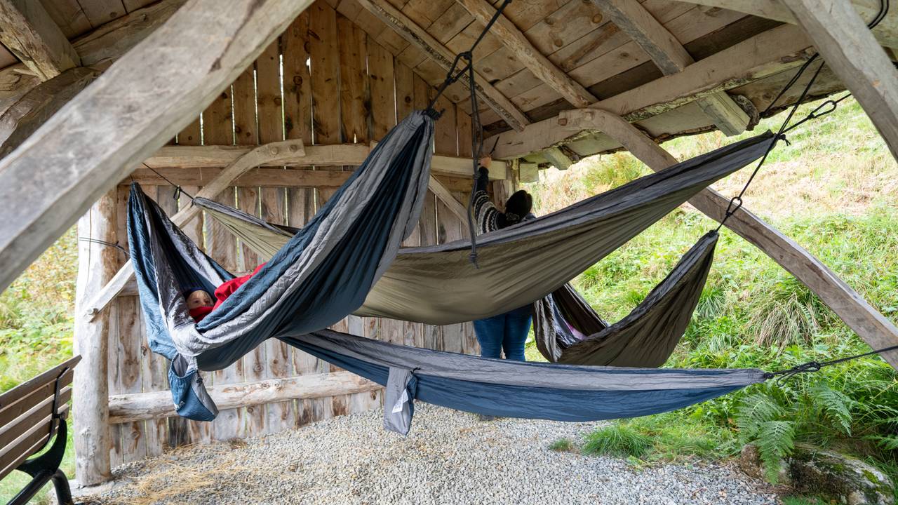 Barna i Sæbø barnehage sover godt i hengekøyer.