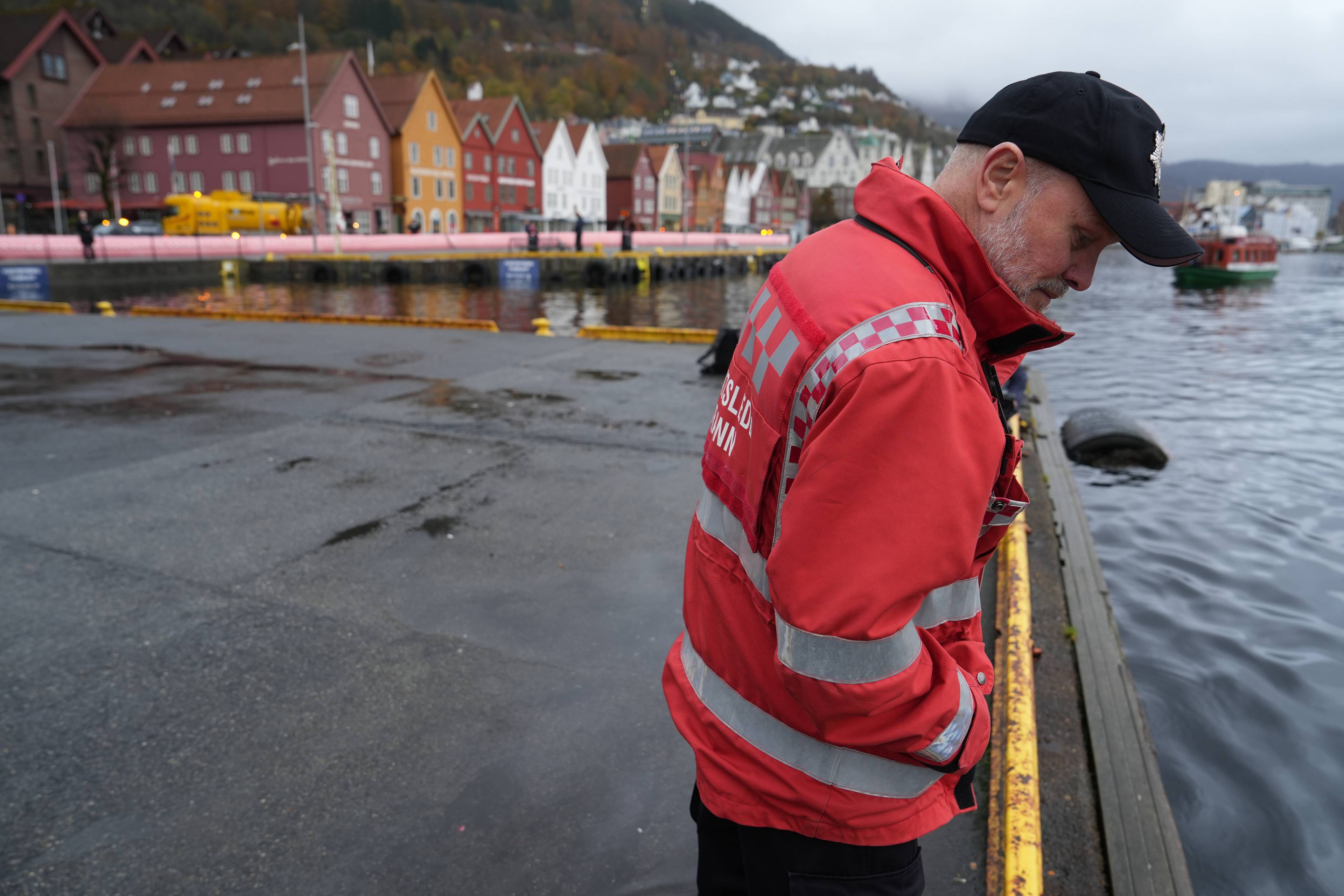 Vann som går nesten over kaikanten ved Bryggen i Bergen