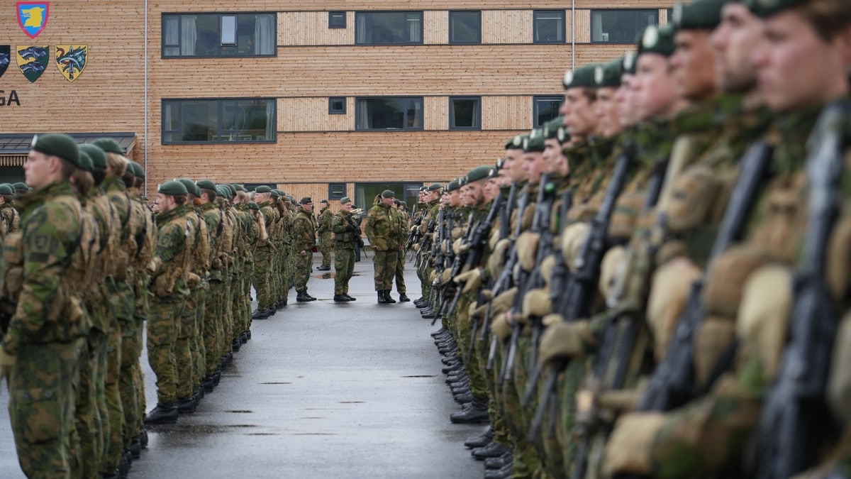Støre lekket mer penger til Forsvaret: – Overhodet ikke nok, sier Frp