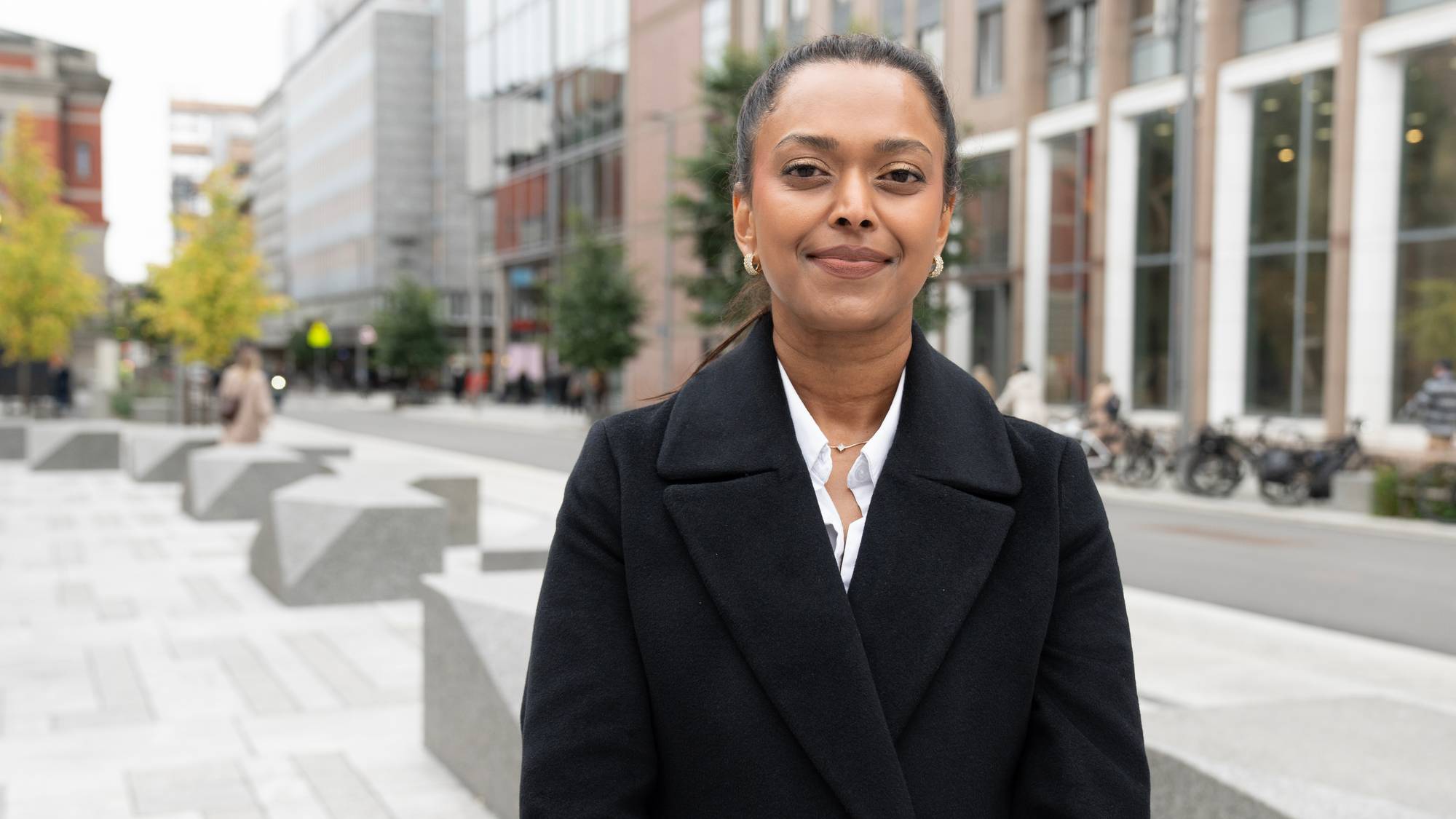 Samferdselsminister Kamzy Gunaratnam i Regjeringskvartalet