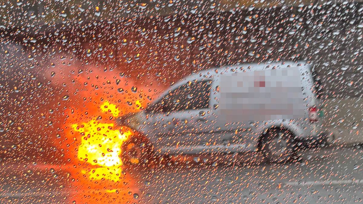 Bilbrann på E18 etter Lysaker