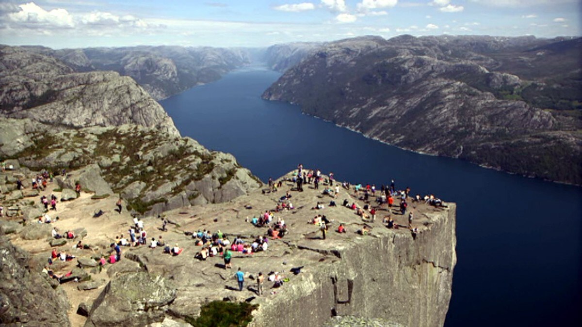 Må ha hjelp ved Preikestolen