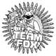 Gunhild Hjermundrud / NRK En svart-hvitt tegning av logoen til den kriminelle gjengen Foxtrot. Den viser En maskert rev som holder et automatgevær, foran en håndgranat. Under står det Team Fox, og geværkuler former en krans rundt det hele,