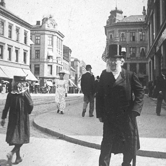 Henrik Ibsen-bildet tatt av Carl Størmer i 1890 - og Oslo 2021.