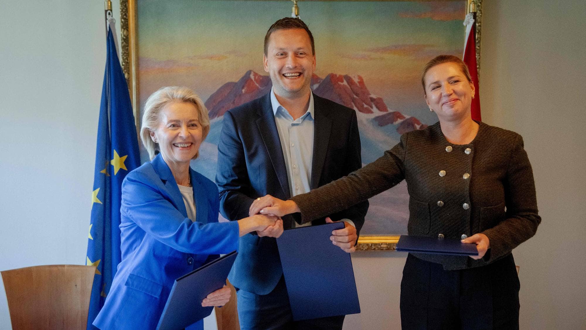 Ursula von der Leyen, Jan Christian Vestre og Mette Frederiksen håndhilser over en avtale. (Bildebeskrivelsen er laget av en KI-tjeneste)