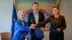 MADS CLAUS RASMUSSEN / Ritzau Scanpix,NTB Ursula von der Leyen, Jan Christian Vestre og Mette Frederiksen håndhilser over en avtale. (Bildebeskrivelsen er laget av en KI-tjeneste)