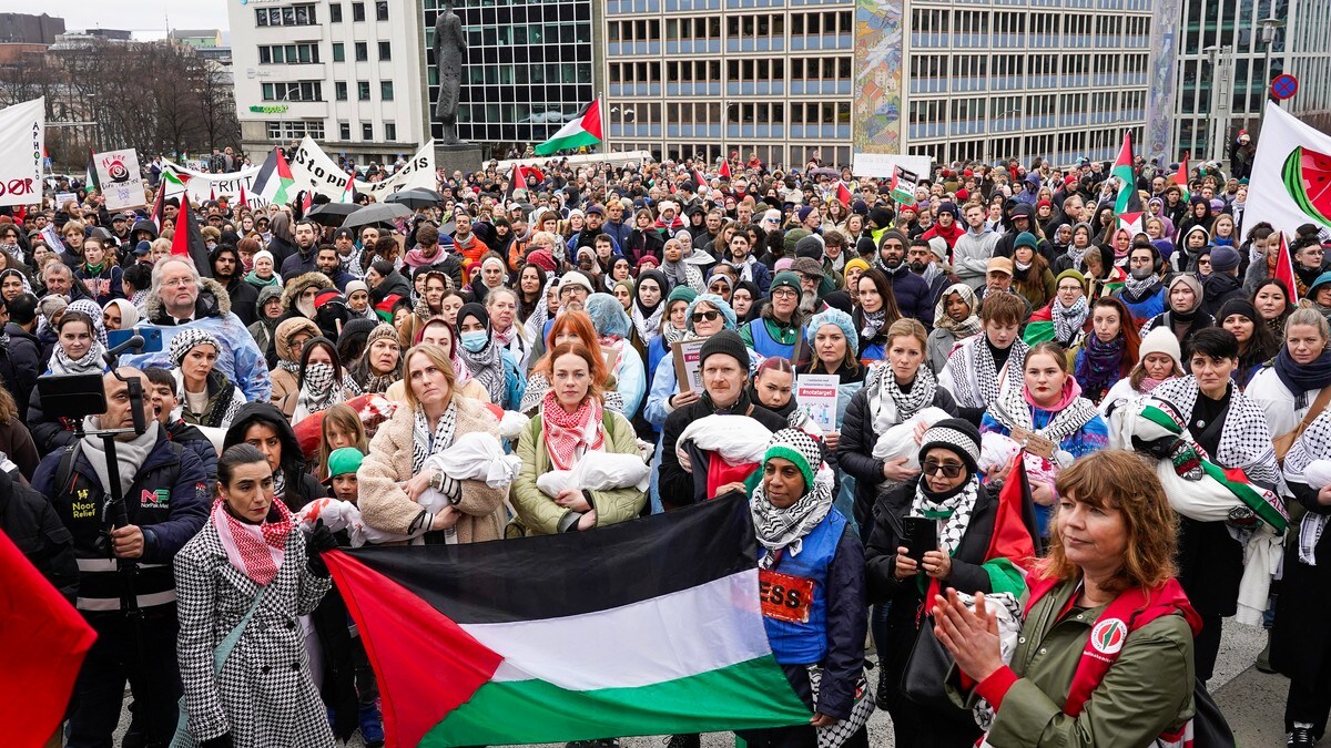 Stor demonstrasjon i Oslo for å markere et halvt år med krig i Gaza