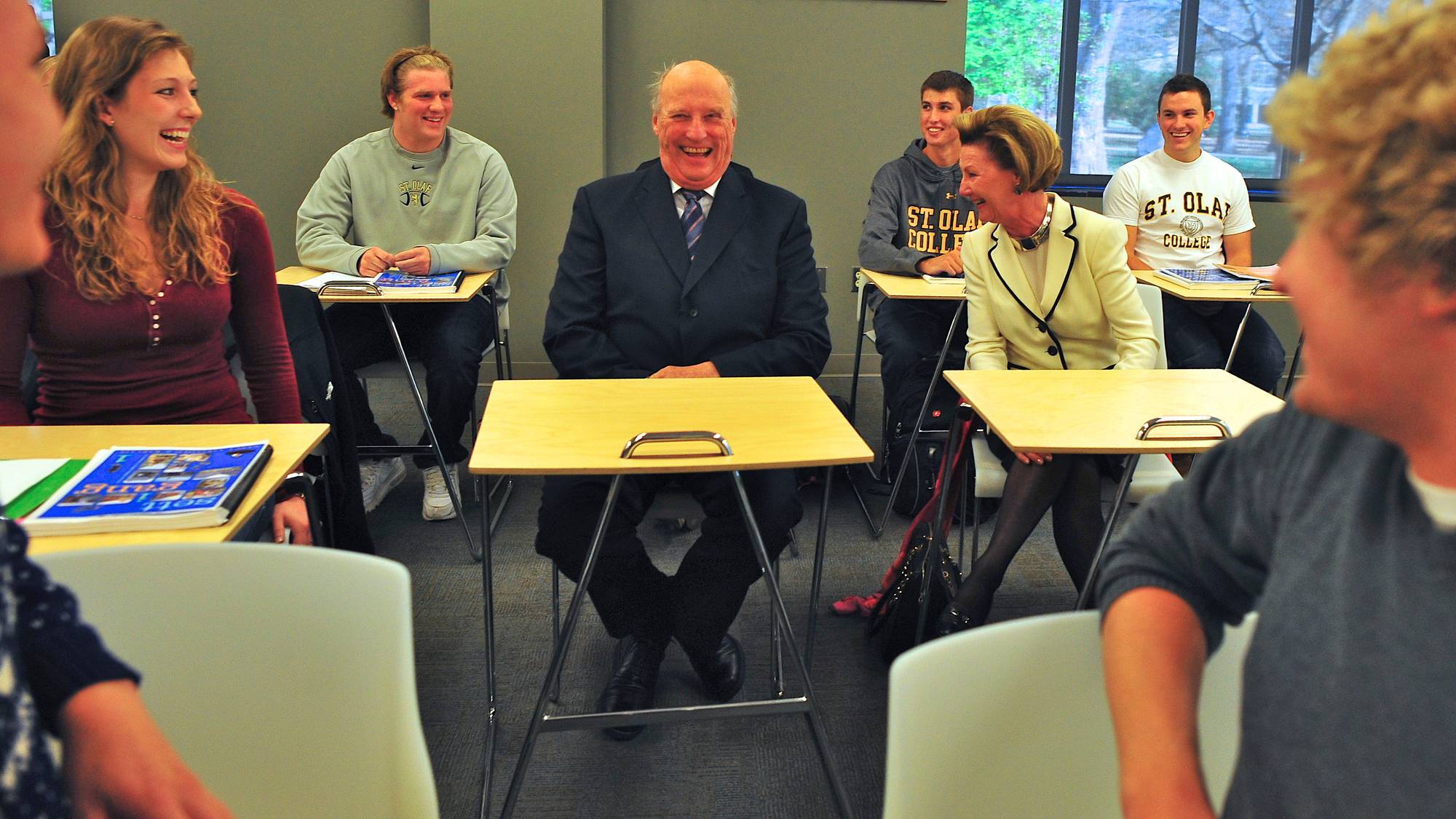 Kongen og dronningen besøker norsktimen til professor Kari Lie Dorer ved St. Olaf College i Minnesota i 2011.