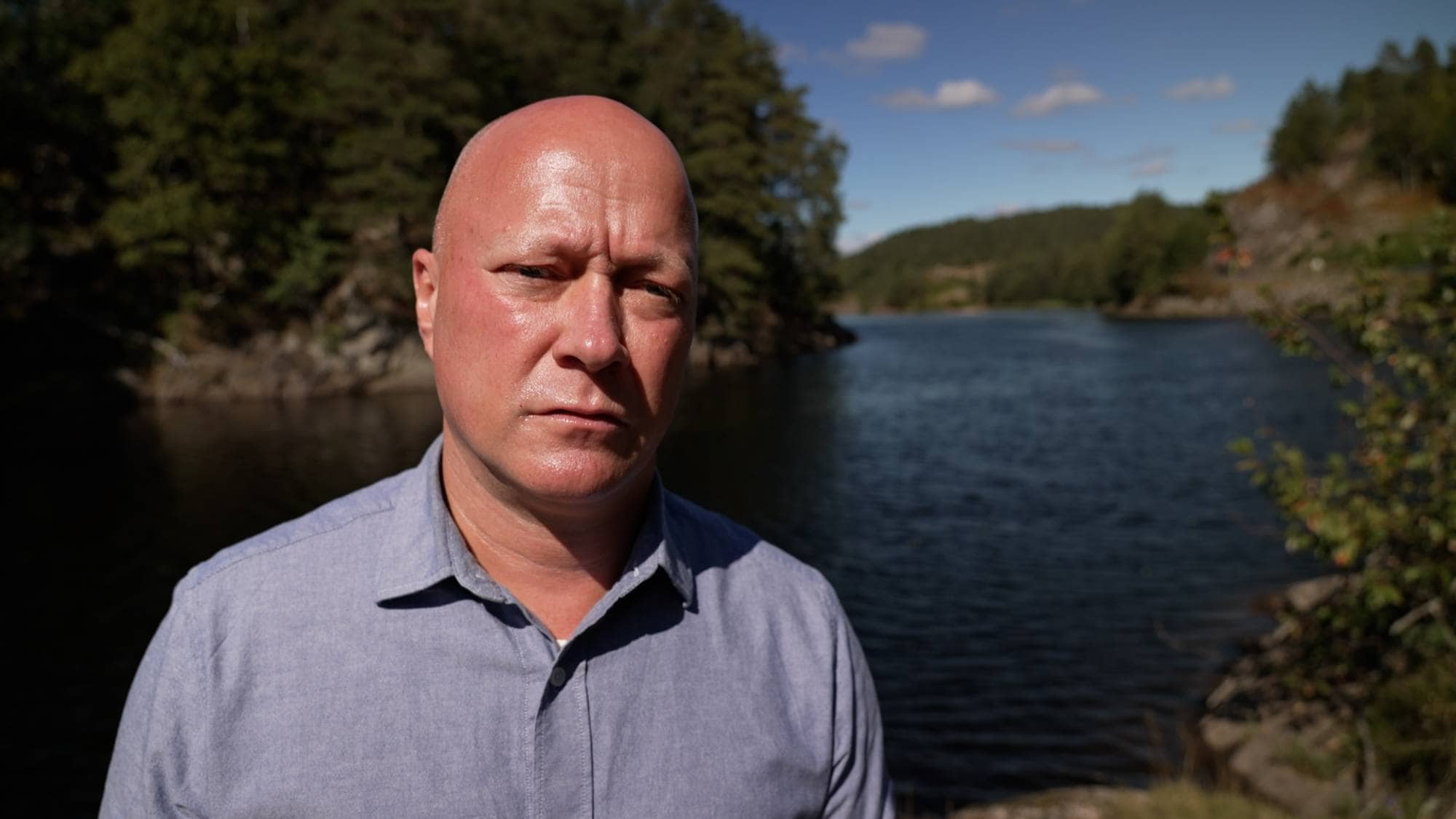 Portrettbilde av Jan Erik Eldor foran Mandalselva
