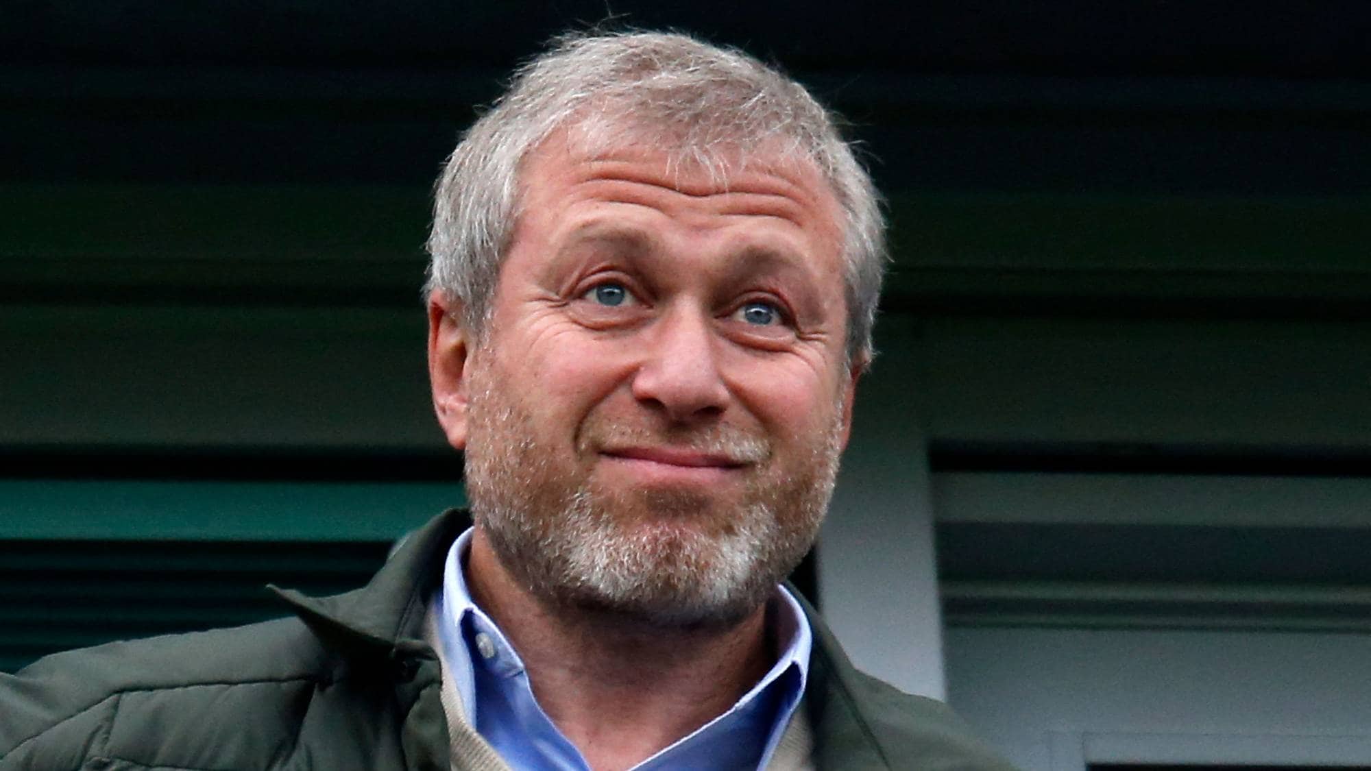 Roman Abramovitsj med gråsprengt skjegg i en grønn jakke og lys skjorte. (Bildebeskrivelsen er laget av en KI-tjeneste)