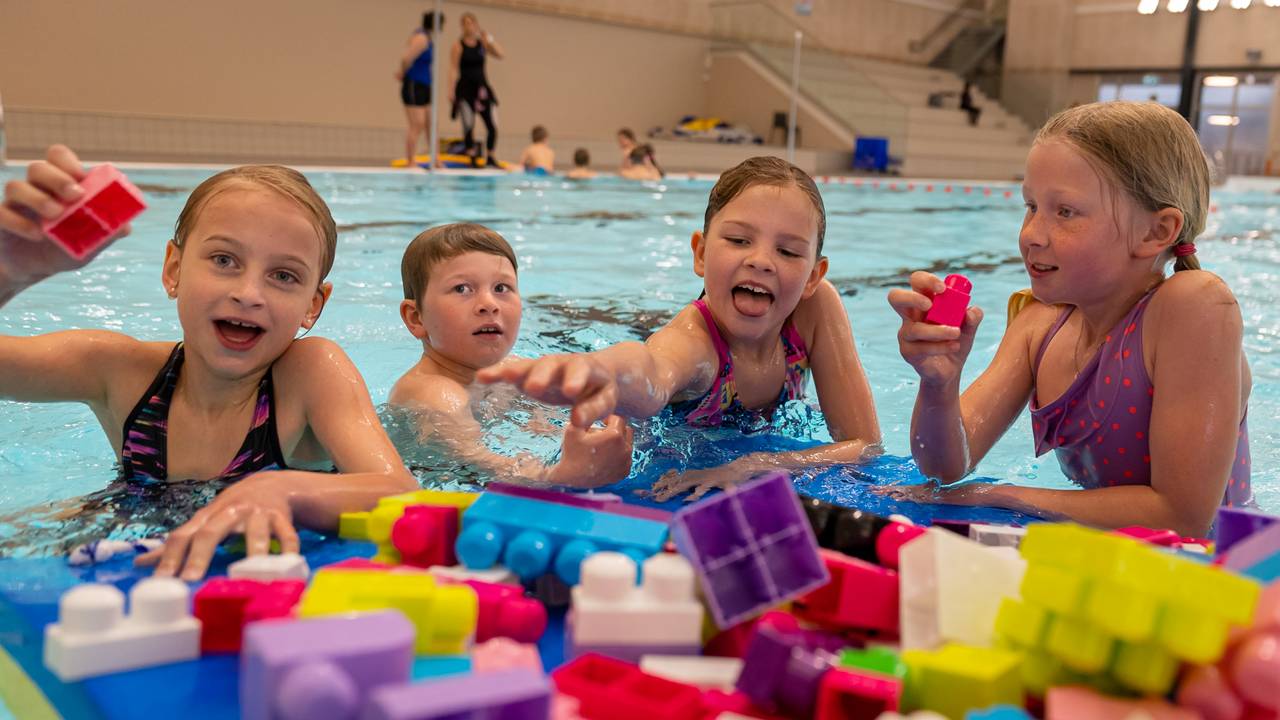 Hele Norge svømmer: Elever i Porsgrunn leker med byggeklosser i bassenget