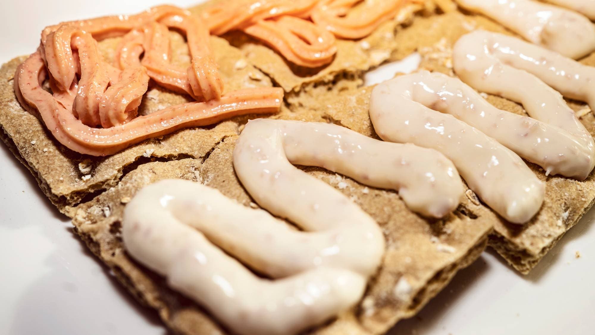 Barnehagemat. Kanapeer med skinkeost og kaviar. Til ukeslutt.