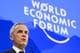 FABRICE COFFRINI / AFP / NTB Mark Carney snakker inn i en mikrofon. Han er en eldre mann i dress, som er plassert nederst i venstre hjørne av bildet. Bak ham er en stor blå tavle hvor det står WORLD ECONOMIC FORUM i store hvite bokstaver.