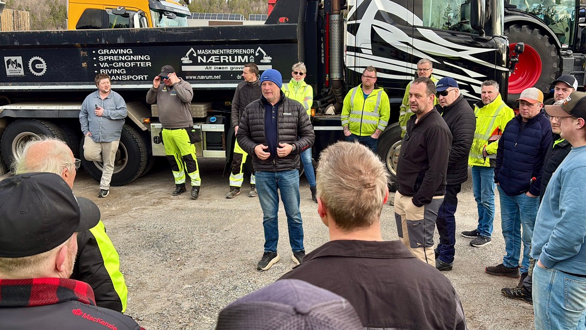 Dieselaksjonister stanset av politiet i Lier – ti vogntog får kjøre til Stortinget