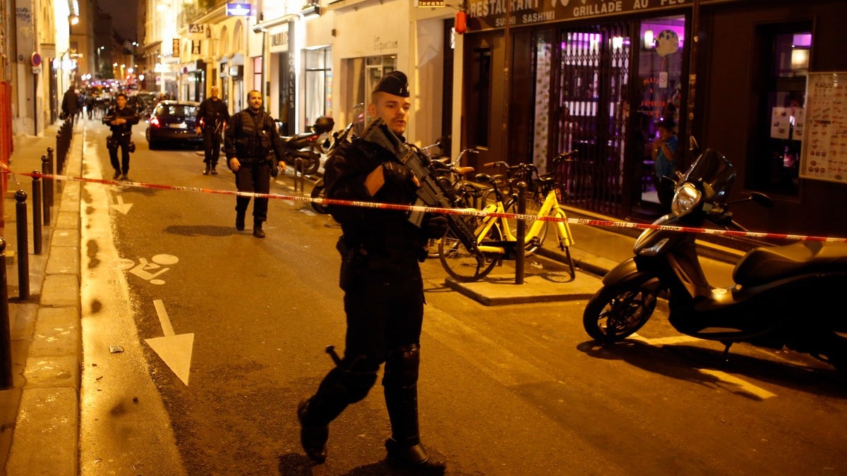 Åpner terroretterforskning etter knivangrep i Paris