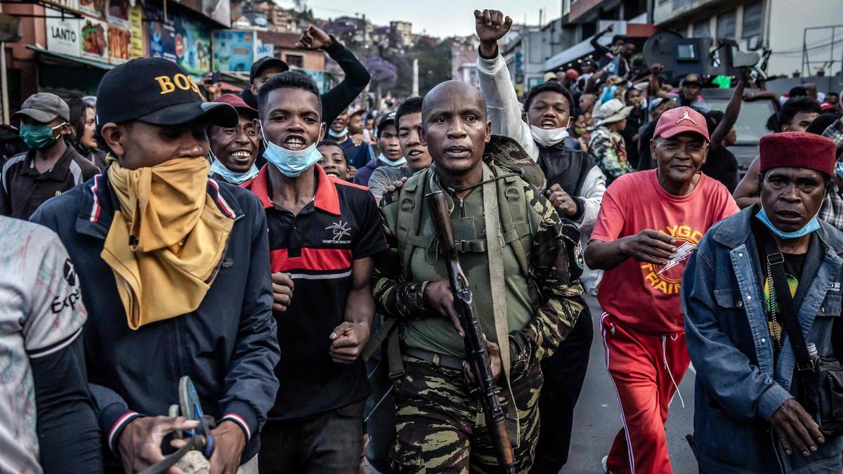 Hæren og demonstrantar på Madagaskar står saman: Presidenten har flykta frå landet