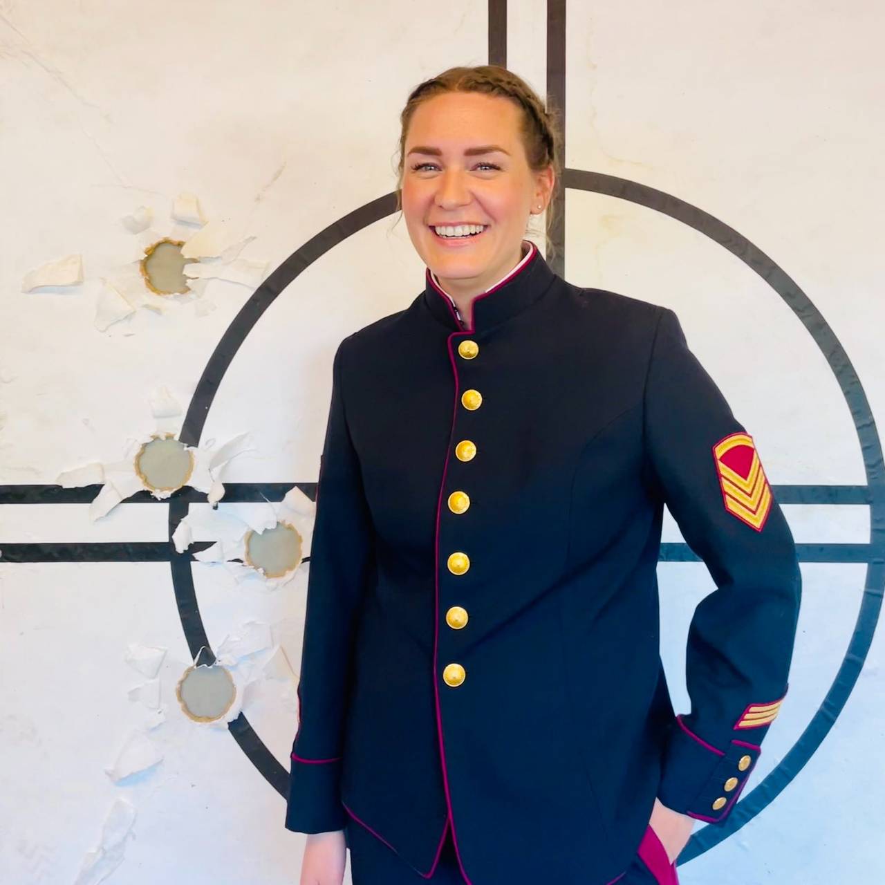 Kristine Solhaug smiler foran blink