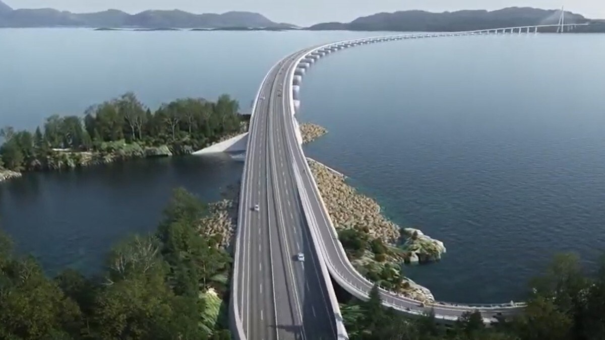 Illustrasjon av en lang bro over vannet. Flere biler kjører på broen. Landskap med trær og fjell i bakgrunnen. (Bildebeskrivelsen er laget av en KI-tjeneste) FOTO: Statens vegvesen/Dissing+Weitling