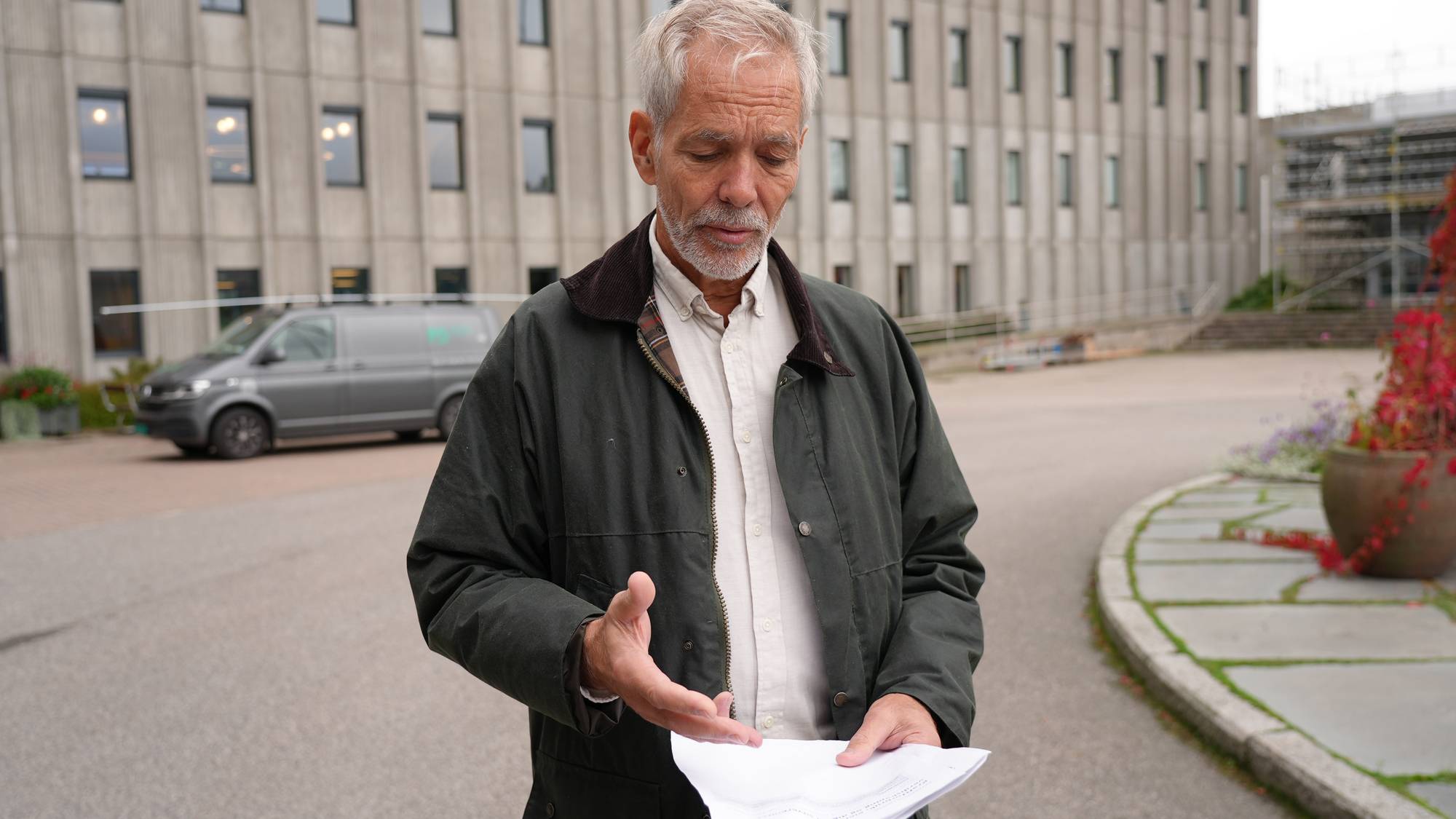 Sverre Gotaas med papirer i hånda. 