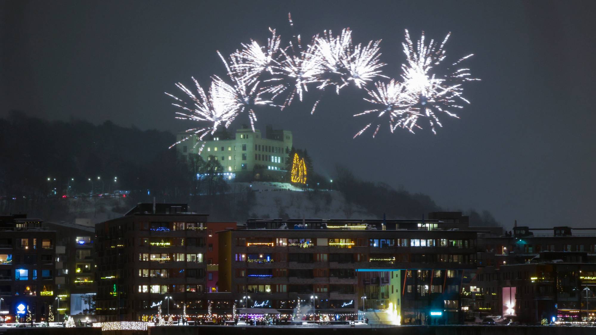 Fyrverkeri over en by