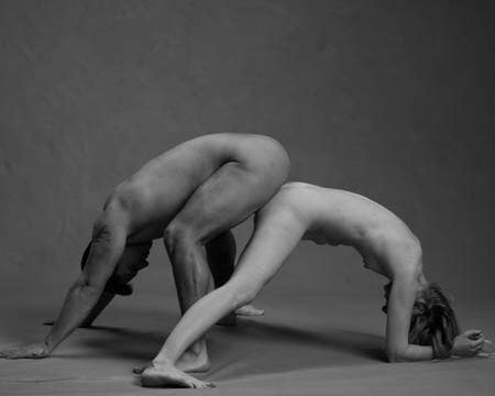 En naken dame og en naken mann står på alle fire på gulvet med rumpene mot hverandre