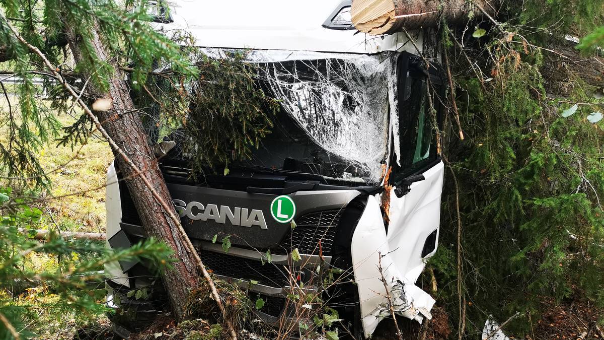 Only one lane closed while the trailer is salvaged on Rv3