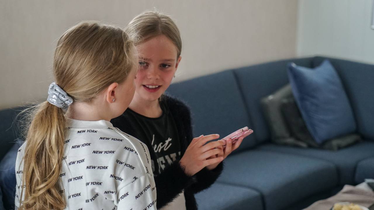 Emilia og venninnen lager TikTok video