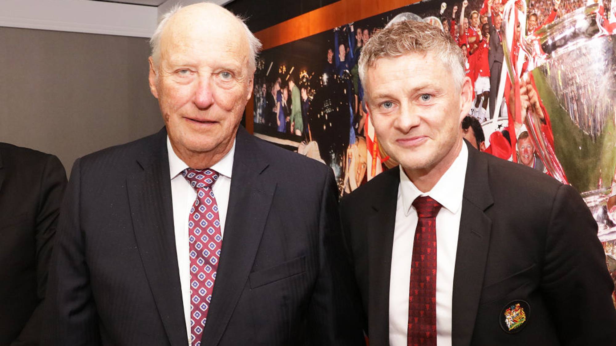 Kong Harald og Ole Gunnar Solskjær ser i kamera