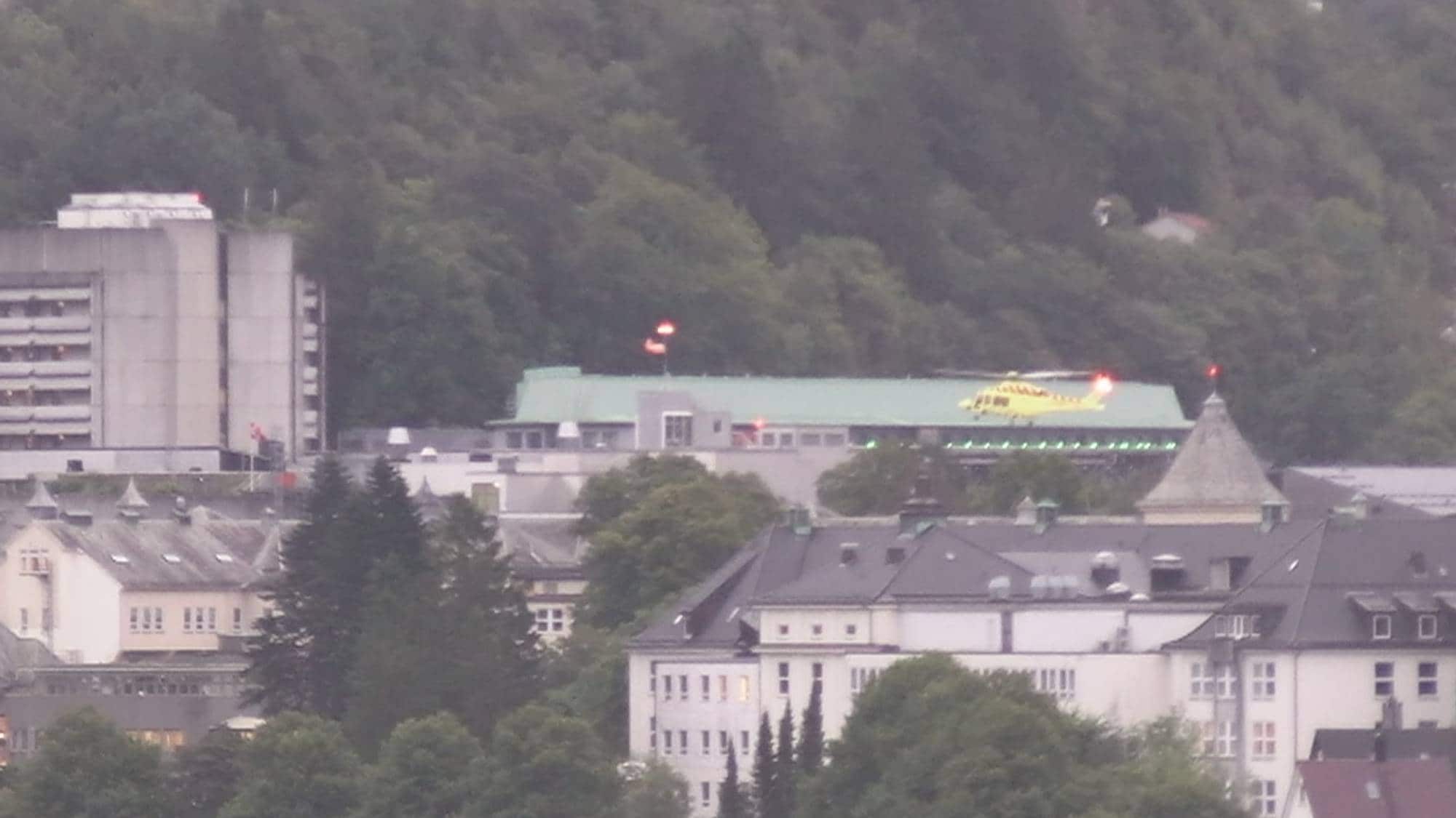 Et redningshelikopter lander på helikopterdekket ved Haukeland universitetssjukehus. (Bildebeskrivelsen er laget av en KI-tjeneste)