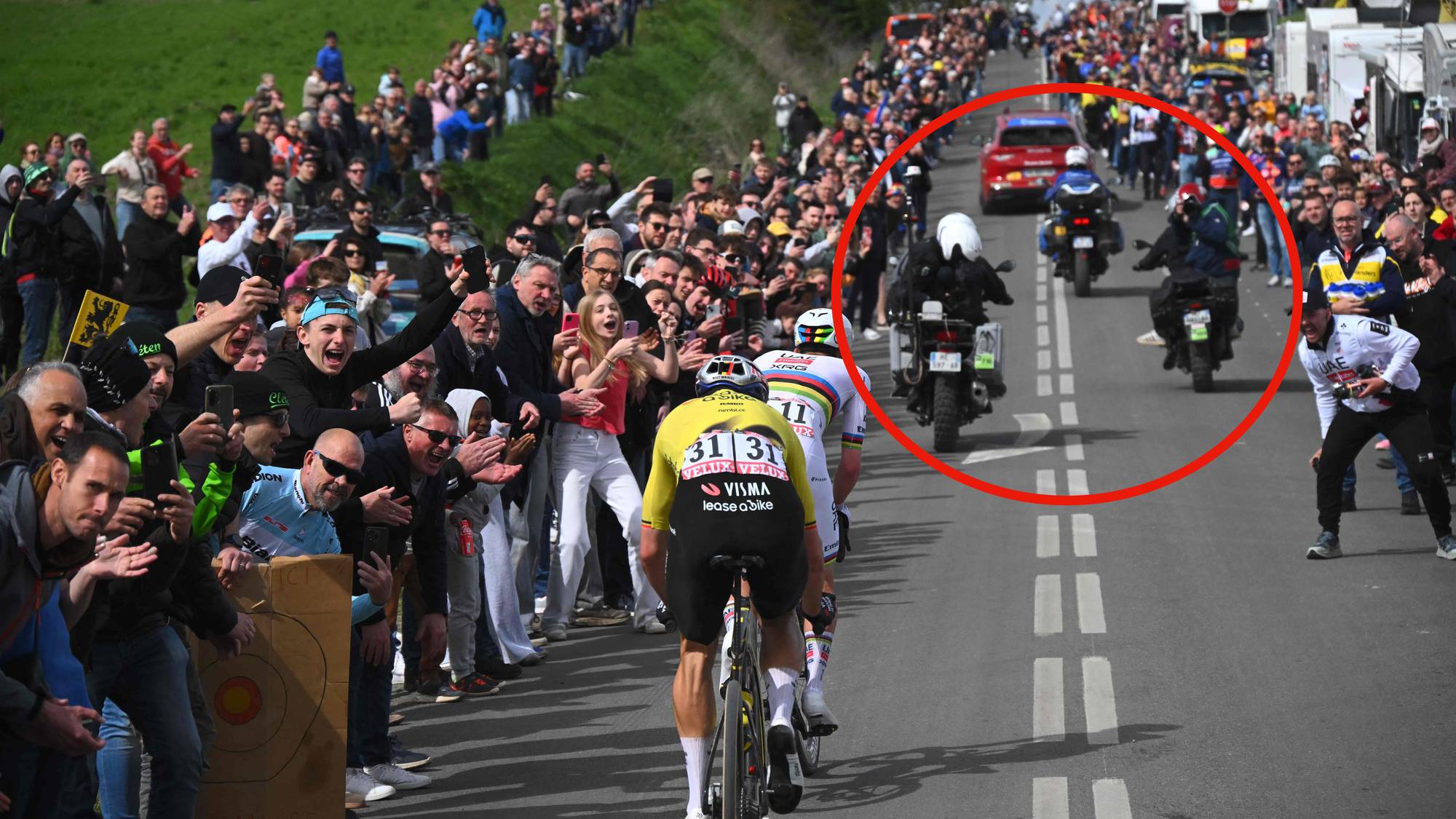 Tadej Pogacar og Wout van Aert under Paris Roubaix som jakter motorsykler som ligger foran de