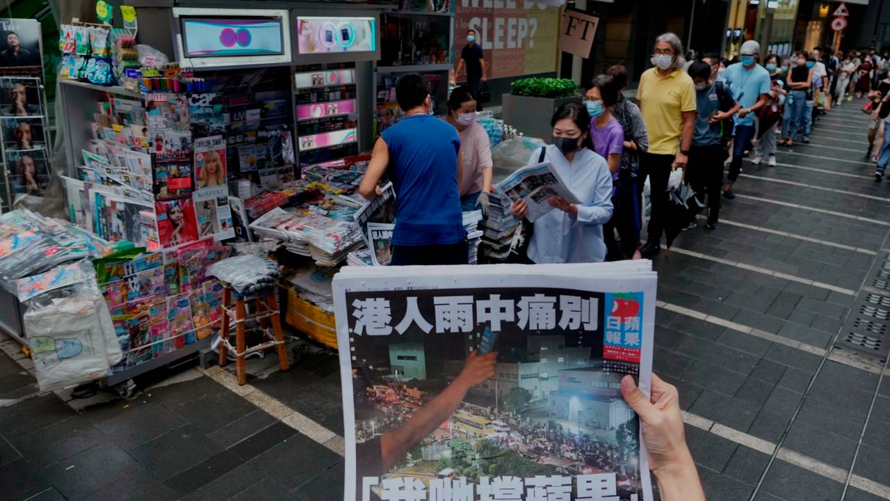 Folk i Hongkong i kø for å få ta i siste utgave av Apple Daily 24. juni 2021. 