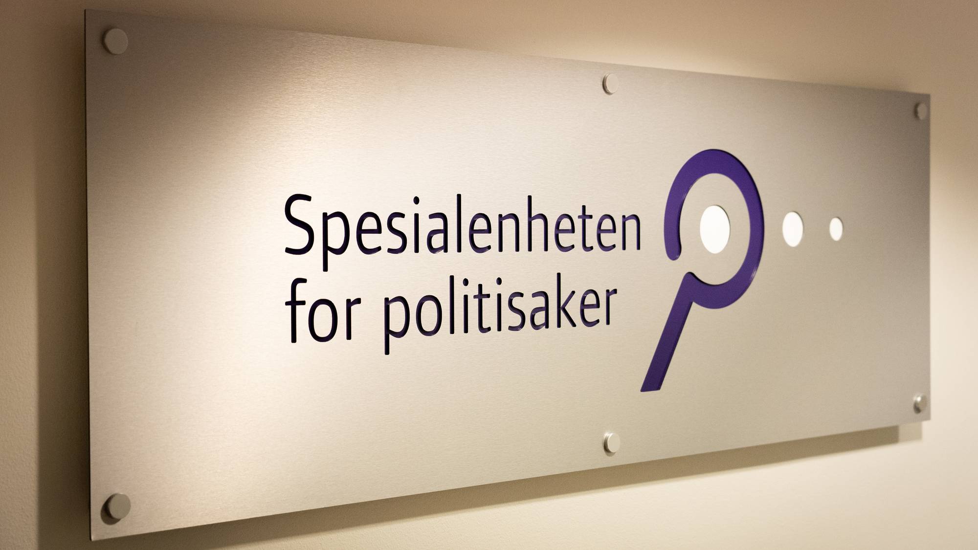 Skilt der det står Spesialenheten for politisaker