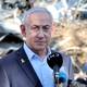JACK GUEZ / Reuters / NTB Benjamin Netanyahu holder mikrofoner