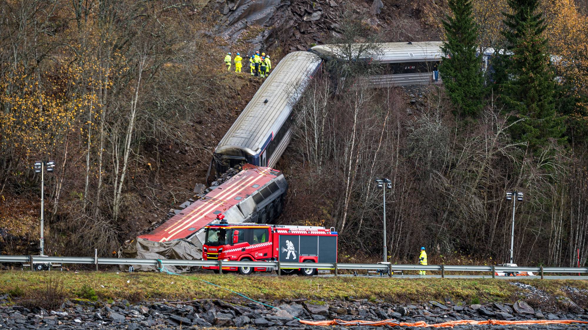 Finneidfjord 20241025. Toget som sporet av ved Bjerka i Hemnes kommune.