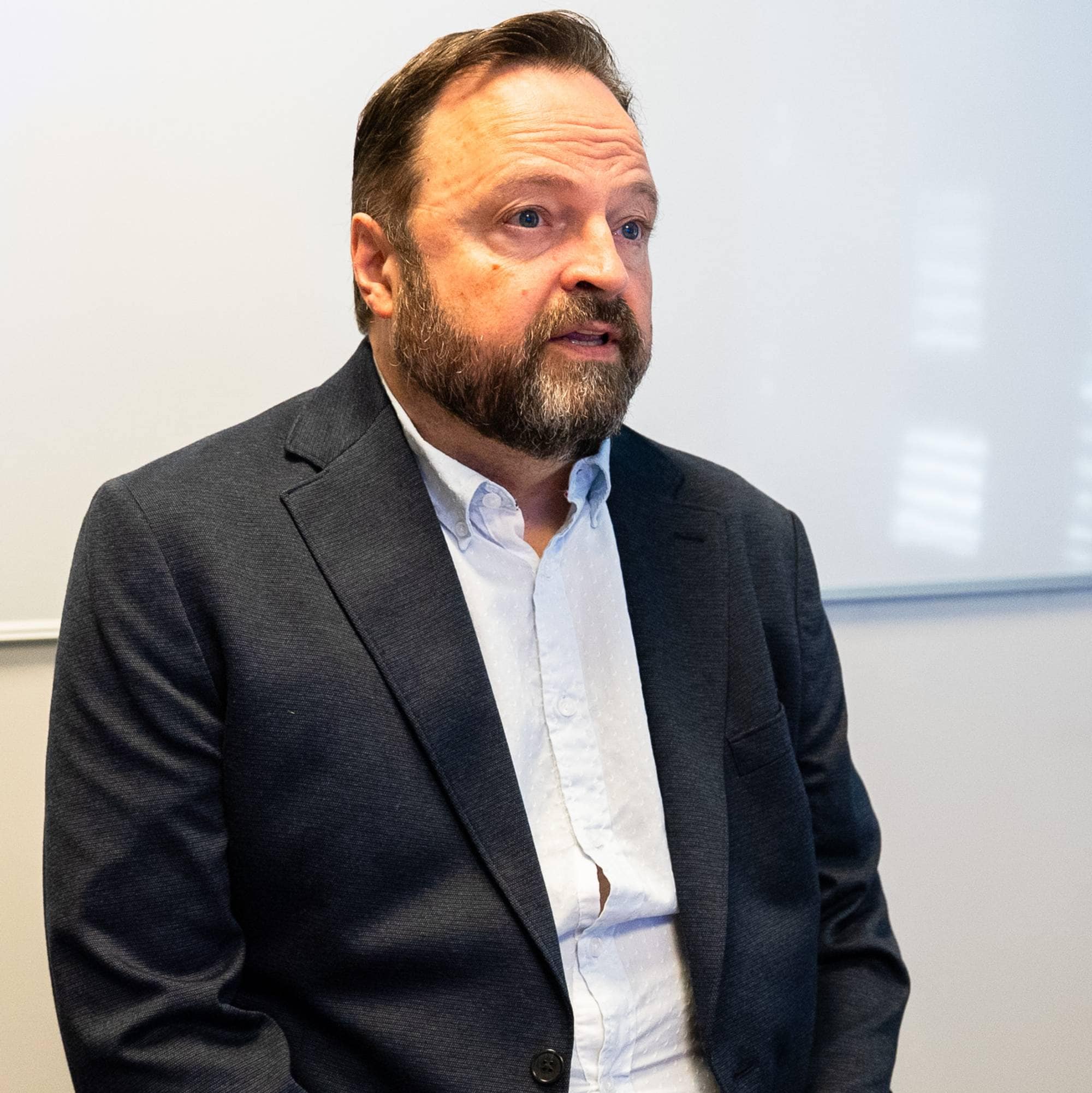 Eirik kikker mot en skjerm og har et alvorlig uttrykk. 