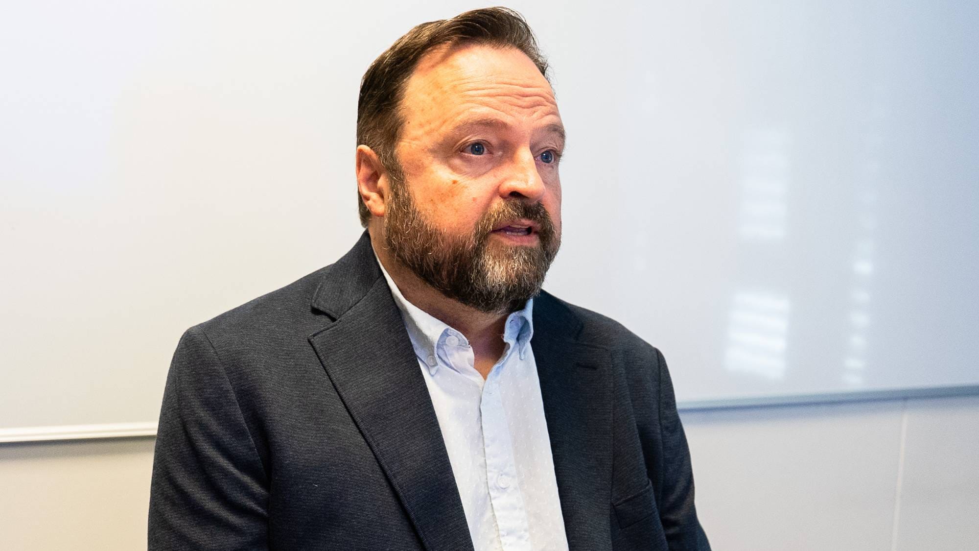 Eirik kikker mot en skjerm og har et alvorlig uttrykk. 