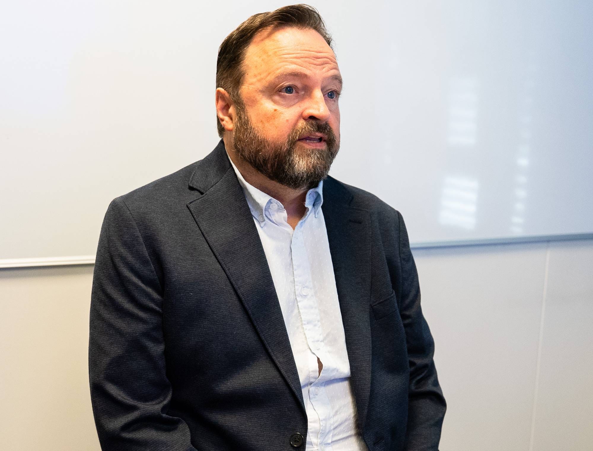 Eirik kikker mot en skjerm og har et alvorlig uttrykk. 