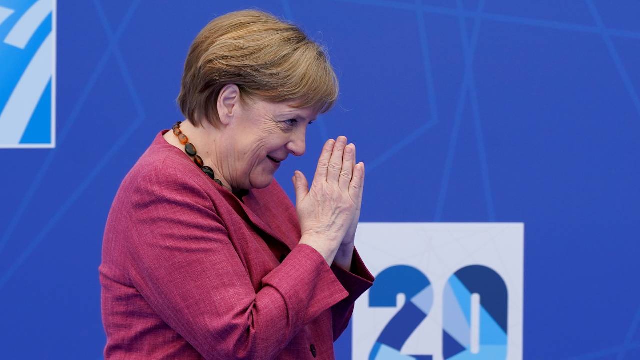 Tysklands forbundskansler Angela Merkel hilser idet hun ankommer Natos toppmøte.